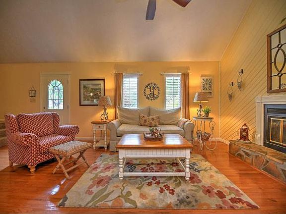 4th image of 3702 Deepwood Dr
