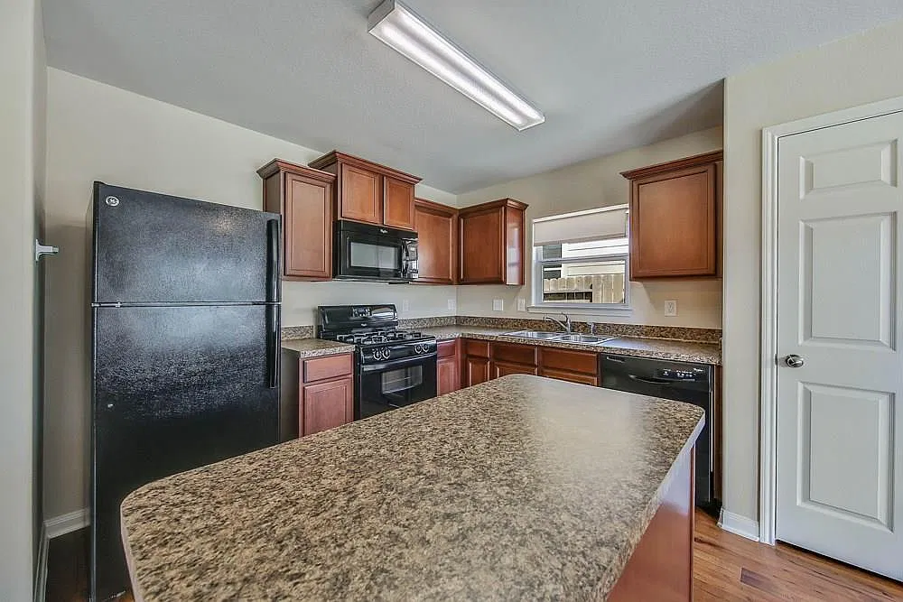 3 bed, 1329 sqft, $1,750 — Photo 4