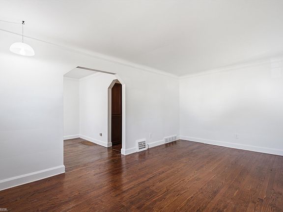 5th image of 15638 Evergreen Ave