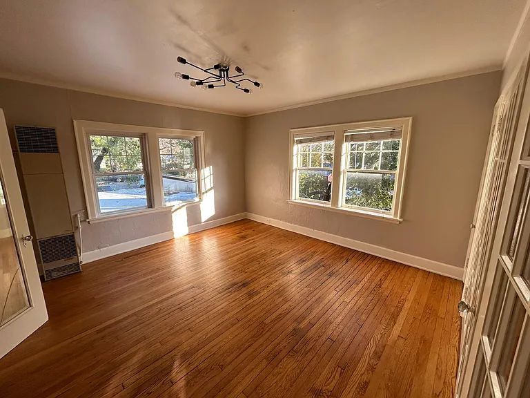 137 E Chestnut St #8 — Photo 8