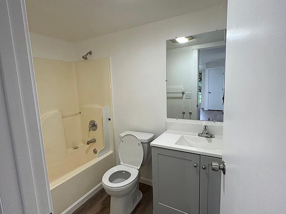4th image of 2514 NE Lombard St