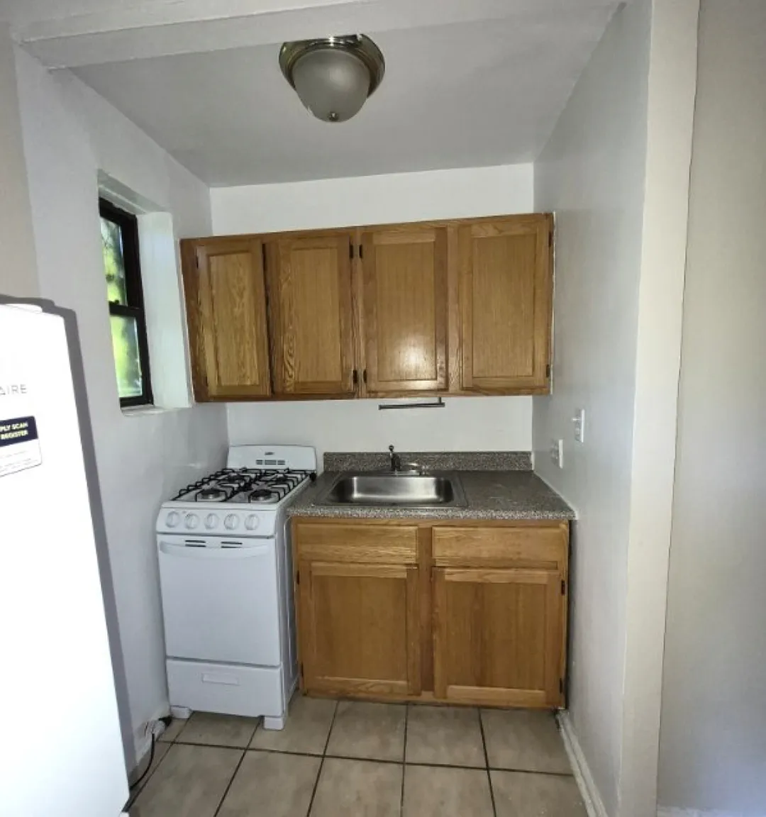 Studio, 650 sqft, $1,925 — Photo 3