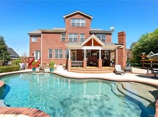 700 Castlestone Ln, Matthews, NC 28104