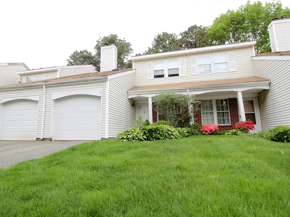 214 Ivy Meadow Ct, Middle Island, NY 11953