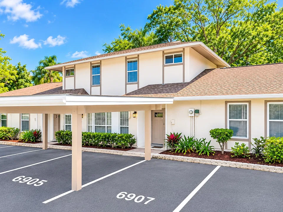6907 El Centro Ct