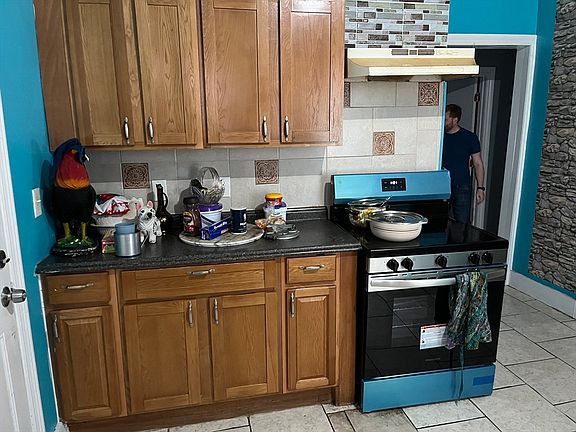 4th image of 100-102 Henry Ave