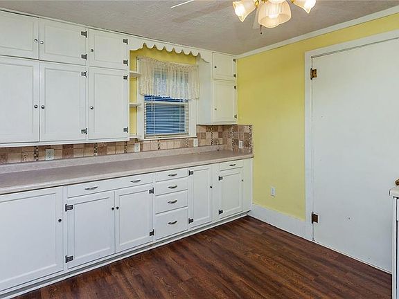 5th image of 207 W Broadway St