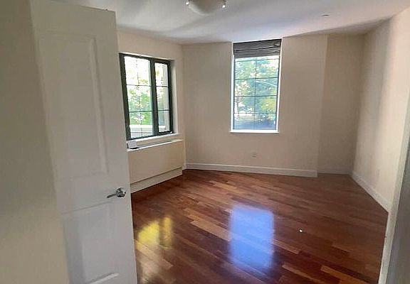 3rd image of 83-30 Kew Gardens Rd #4LH