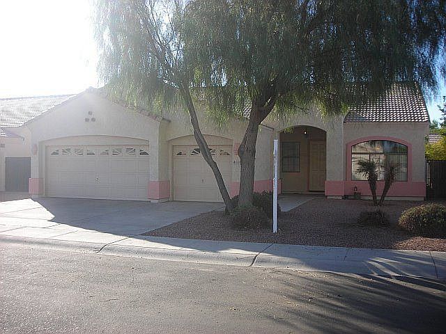 Front of home, nice shady tree in front