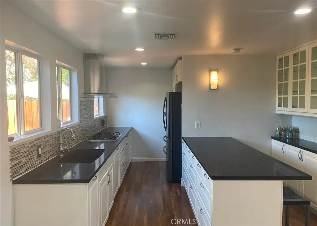 3 bed, 1660 sqft, $5,495 — Photo 2