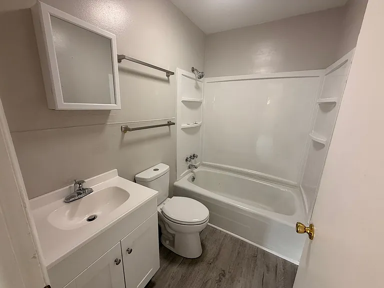 812 Douglas Dr — Photo 4