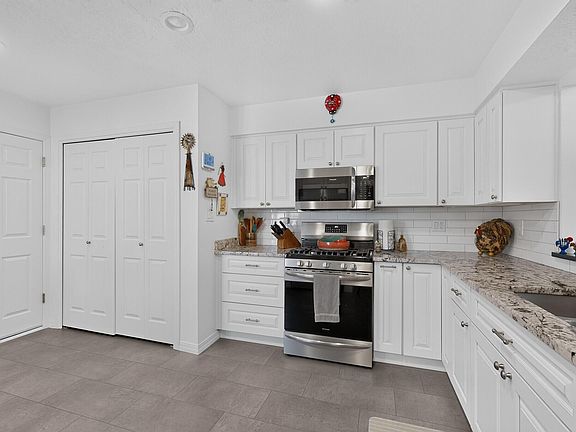 5th image of 10330 Camino Del Oso NE