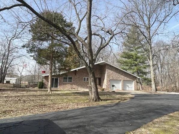 200 NE 4th St, Fairfield, IL 62837