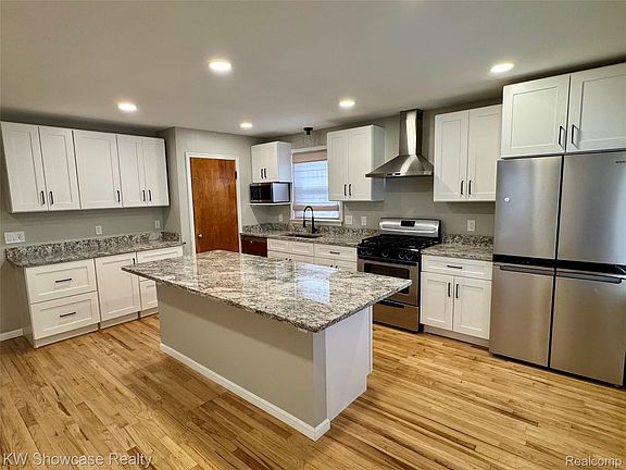 5th image of 1718 Roszel St