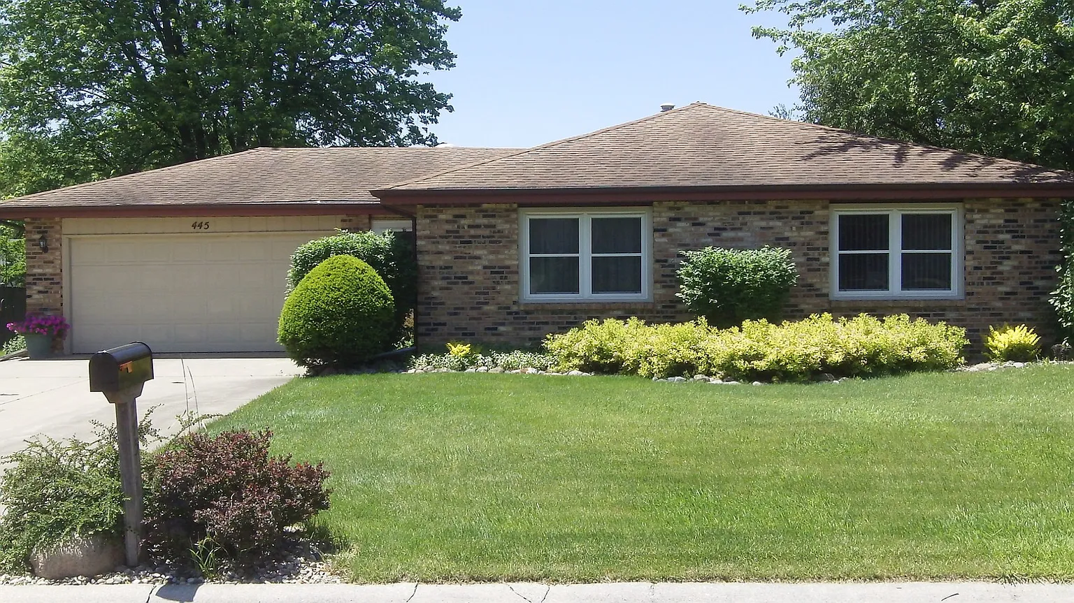 445 Regents Way photo 1