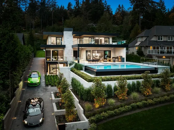 449 Hillcrest St, West Vancouver, BC V7V 2L8