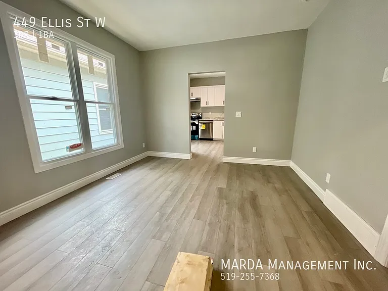 449 Ellis St W — Photo 4