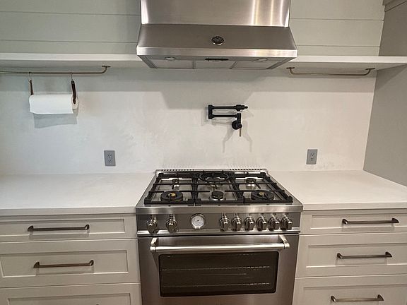 4th image of 6553 Albatross St