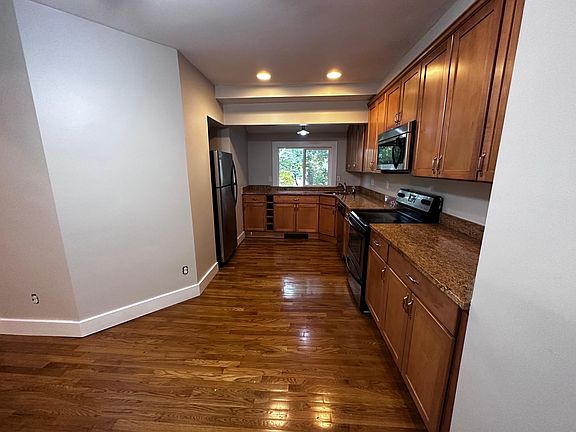 4th image of 179 Whitwell St #1