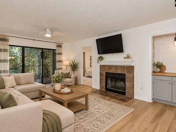 3rd image of 114 Edgewater Ln