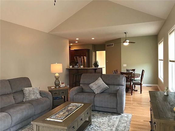 4th image of 26 Cedar Cove Trl
