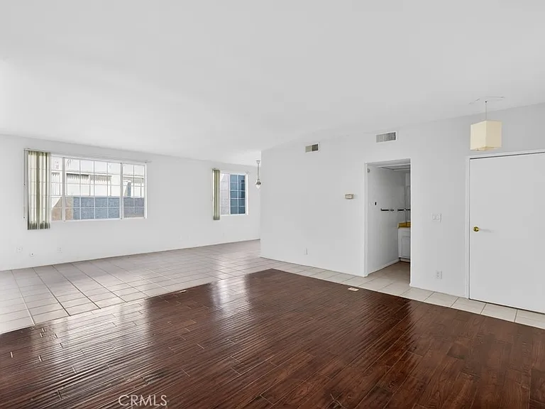 4441 Woodman Ave #111 — Photo 7