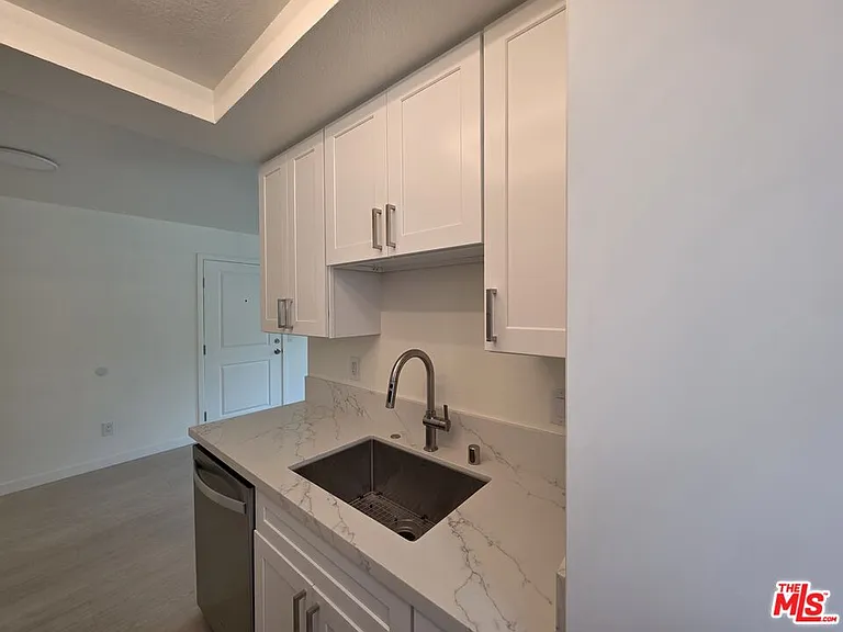 912 N Ridgewood Pl #2 — Photo 32