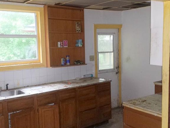 4th image of 3407 E 9th Ave