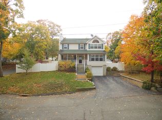 32 Phoenix Rd, Rocky Point, NY 11778