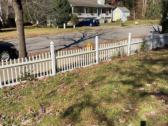 view of front facing street home has attractive fencing