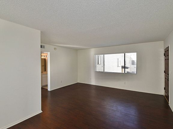 3rd image of 12338 Oxnard St APT 204