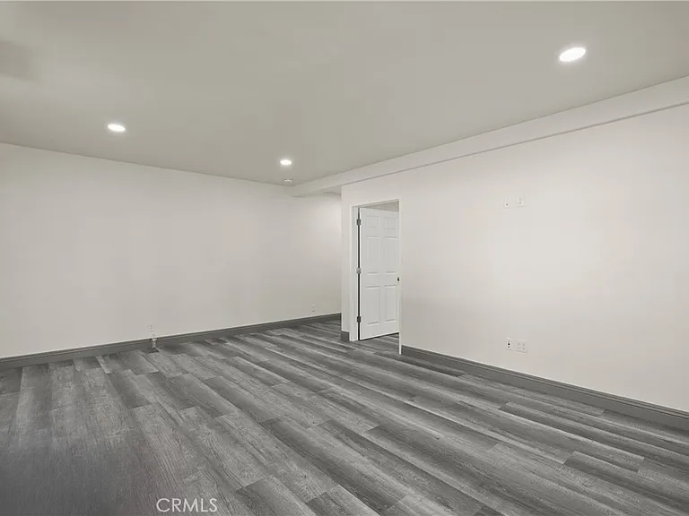 14335 Hamlin St — Photo 28
