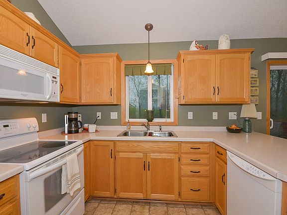 5th image of 205 Pine St E