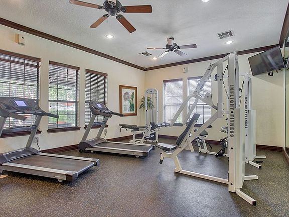 Nestled in a serene setting with beautiful views, Mission Oak apartment provides a peaceful retreat that feels worlds away while being conveniently located near shopping, dining, and major employers.