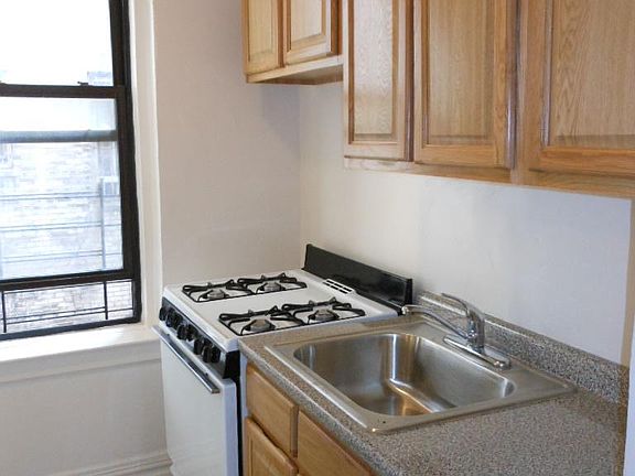 5th image of 2800 Creston Ave