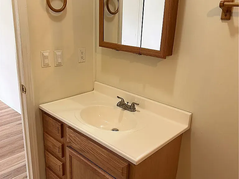 406 Harbour Ln — Photo 5