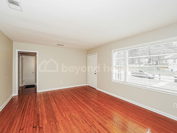 5th image of 945 Elizabeth Dr