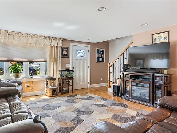 4th image of 79 Windsor Park Dr
