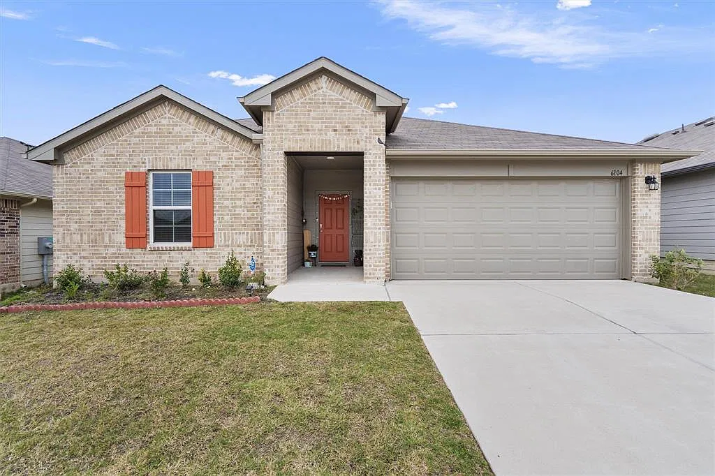 4 bed, 2.0 bath, 2101 sqft, $2,250 — Photo 1