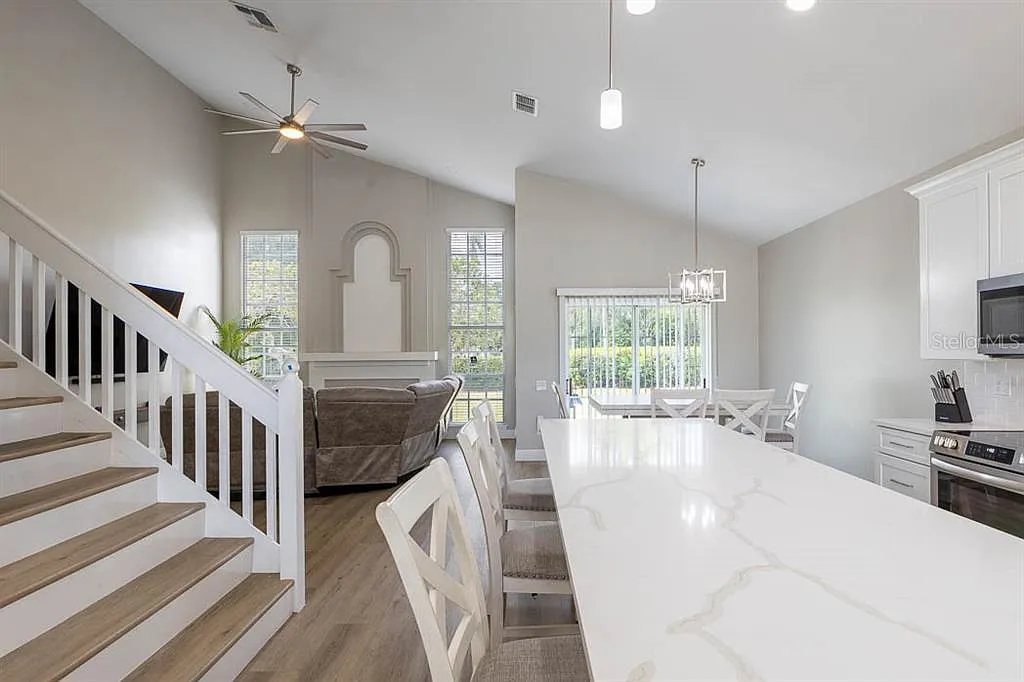 4 bed, 2.5 bath, 2071 sqft, $3,150 — Photo 2