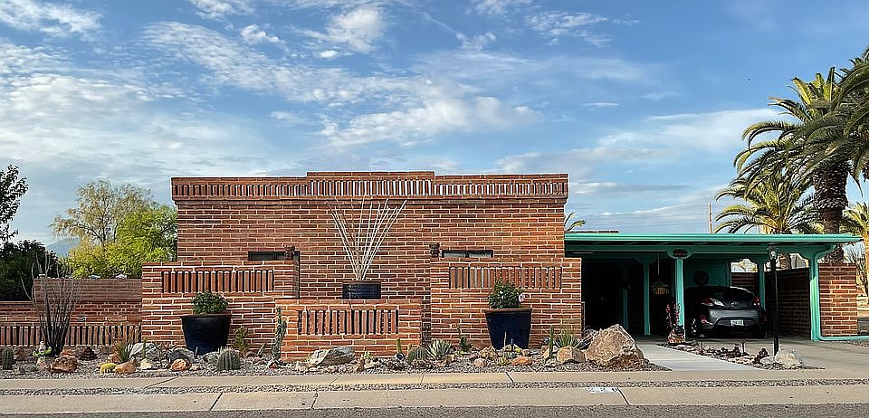 1st image of 220 N Abrego Dr