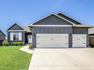 911 N Trail Drive Cir, Mulvane, KS 67110