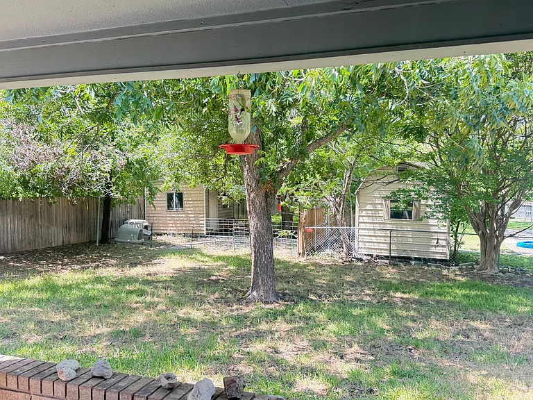 607 Estes Dr — Photo 5