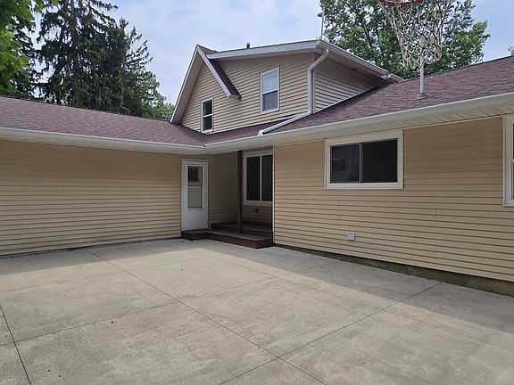 4th image of 211 Forest St