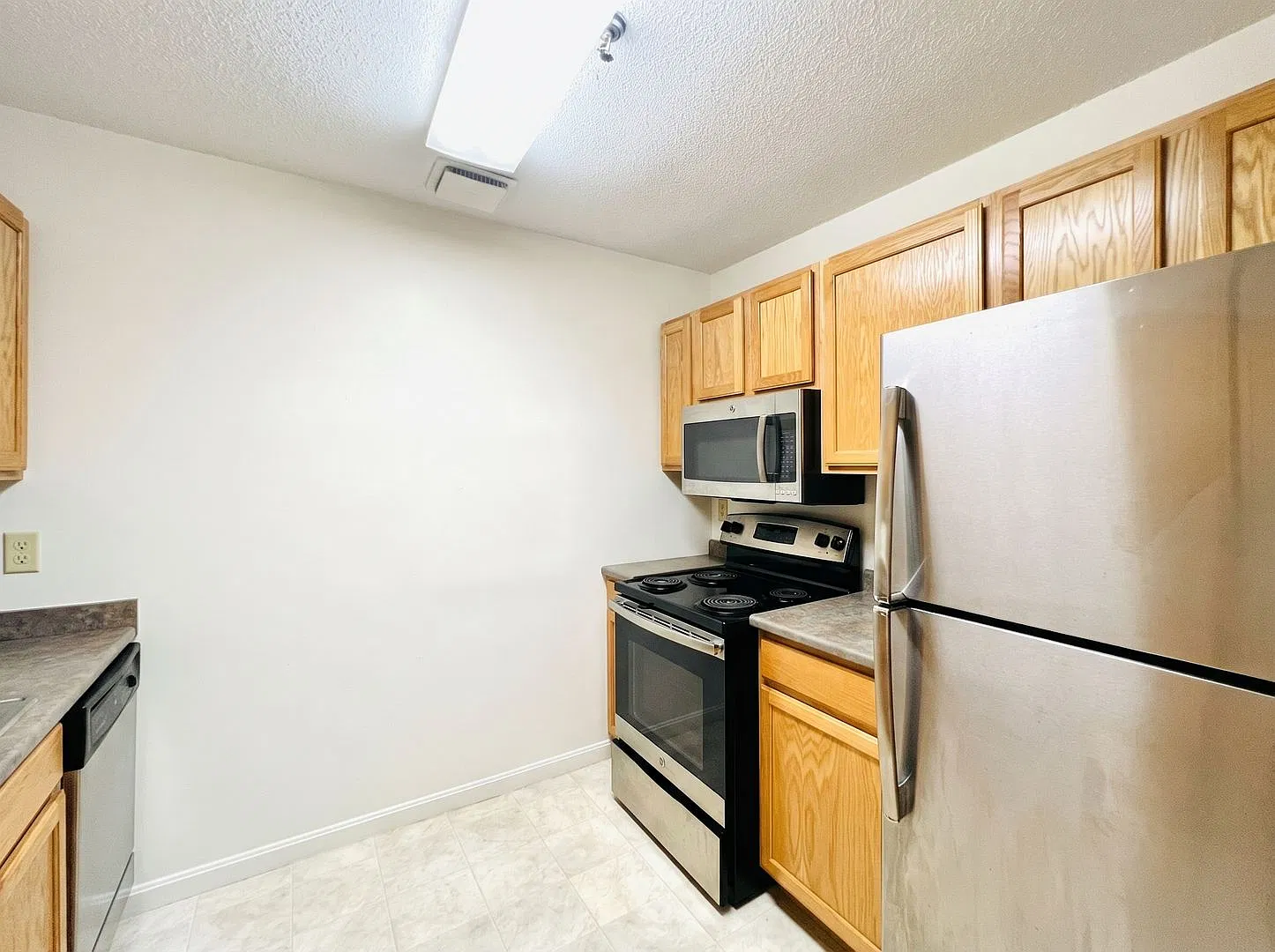 3BR/1BA Condo near UVM & Downtown (Hill Gardens #214) — Photo 2