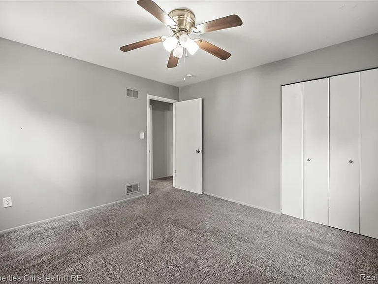 215 Woodsboro Dr — Photo 15