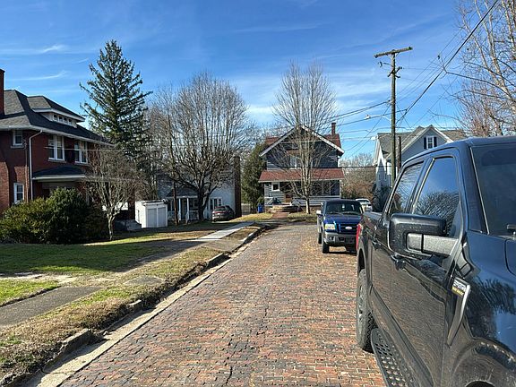 4th image of 810 Maple Rd
