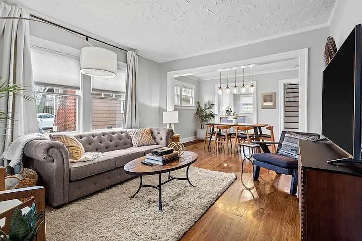 1st image of 807 W 75th St