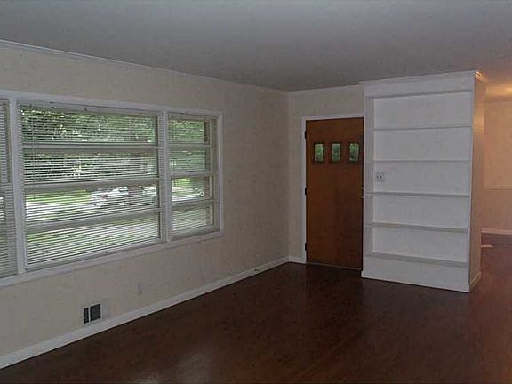 4th image of 2225 Clearwater Dr SE