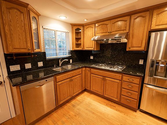4th image of 609 Poinsettia Ave